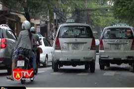 Hà Nội đề xuất Uber, GrabTaxi cũng phải gắn phù hiệu xe hợp đồng 