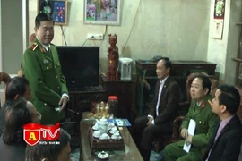 Thăm hỏi gia đình nhân viên bảo vệ quên mình đấu tranh với tội phạm