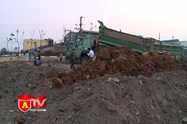 Cận cảnh 3000m3 chất thải sinh hoạt đổ trộm tại Quốc Oai