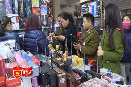 Bày bán công khai dùi cui, đèn pin chích điện tại chợ Đồng Xuân