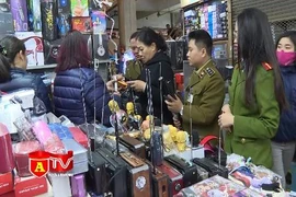 Bày bán công khai dùi cui, đèn pin chích điện tại chợ Đồng Xuân