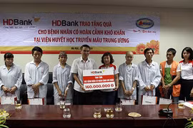HDBank tặng 200 triệu đồng cho bệnh nhân có hoàn cảnh khó khăn