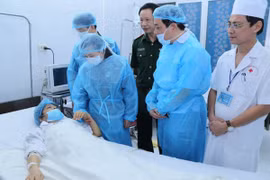 Bộ trưởng Bộ Y tế thăm 4 bệnh nhân được ghép tạng từ một người chết não hiến tặng