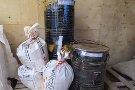 Trộn chất cấm "vàng ô" vào thức ăn chăn nuôi bị bắt quả tang