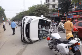 "Xế hộp" mới tinh, bất ngờ lật nghiêng trên đường