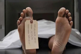 Không có tiền làm đám tang, con trai giấu xác mẹ trong vali