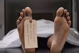 Không có tiền làm đám tang, con trai giấu xác mẹ trong vali