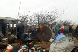 Phú Yên: Triều cường uy hiếp khu dân cư, tàn phá bến sửa chữa tàu cá