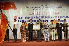 Báo Gia đình & Xã hội đón nhận Huân chương Lao động hàng Nhì