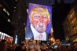 Cảnh sát Mỹ đã phải can thiệp vào biểu tình chống ông Trump