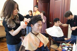 Lương Xuân Trường cười tủm tỉm với cô thợ cắt tóc xinh đẹp