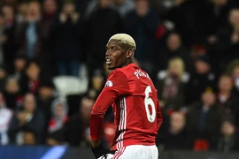 Pogba đổi kiểu tóc, M.U lại "lĩnh đủ"