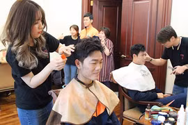 Lương Xuân Trường cười tủm tỉm với cô thợ cắt tóc xinh đẹp