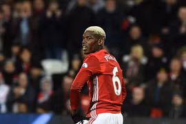 Pogba đổi kiểu tóc, M.U lại "lĩnh đủ"