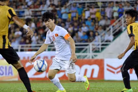 Vì sao HLV Hữu Thắng trao băng đội trưởng cho Công Phượng?