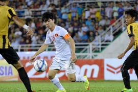 Vì sao HLV Hữu Thắng trao băng đội trưởng cho Công Phượng?