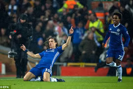 Arsenal thua thảm, Chelsea nhích thêm một bước tới ngai vàng