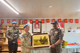 Tư lệnh Lực lượng Quân sự Phái bộ UNMISS thăm và làm việc với Bệnh viện dã chiến cấp 2 số 5