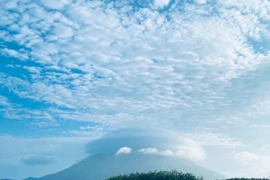 "Mây đĩa bay" siêu hiếm xuất hiện ở núi Bà Đen trước Lễ Phật đản