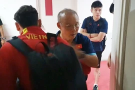 Xúc động khoảnh khắc HLV Park chia tay từng học trò trong phòng thay đồ