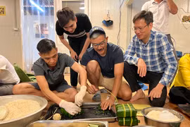 Bệnh viện dã chiến ở Nam Sudan gói bánh chưng đón Tết Nguyên đán 2023