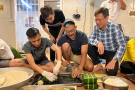 Bệnh viện dã chiến ở Nam Sudan gói bánh chưng đón Tết Nguyên đán 2023