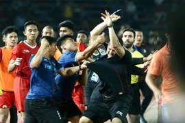 Xem màn hỗn chiến như trên võ đài ở chung kết bóng đá SEA Games 32