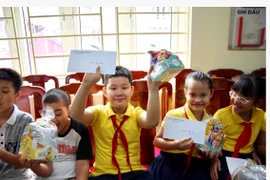 Phụ nữ CATP Hà Nội thăm và tặng quà học sinh khiếm thính trường PTCS Xã Đàn