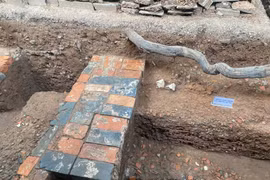 Tiếp tục tìm thấy một số mảng sân Đan Trì và dấu tích Ngự đạo tại Khu vực Chính điện Kính Thiên