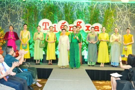 NTK Xuân Thu mang thơ của cha lên sân khấu thời trang