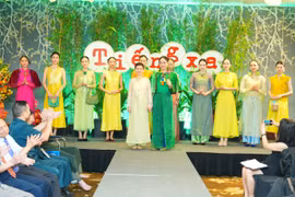 NTK Xuân Thu mang thơ của cha lên sân khấu thời trang