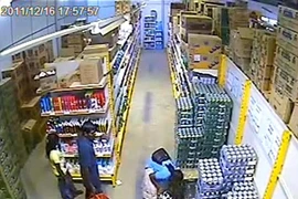 "Siêu trộm" kẹp cả két bia giữa hai đùi 