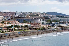 Treo lủng lẳng ở cầu thang do ngã khi quan hệ với chồng