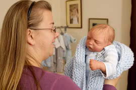 Nuôi búp bê rồi bỏ rơi con đẻ của mình