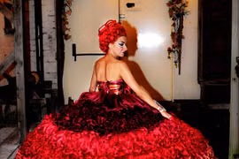 Váy cưới làm từ hàng nghìn bộ tóc người