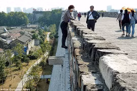 Trèo tường thành 21m bằng tay để trốn vé
