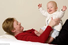 Em bé phải nhờ đươc “cù” mới sống sót