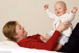 Em bé phải nhờ đươc “cù” mới sống sót