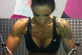 Cựu người mẫu Anh gây sốc với cơ thể "biến dạng"