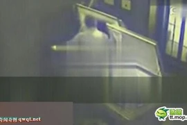 Quái dị làm "chuyện ấy" ngay trong quan tài