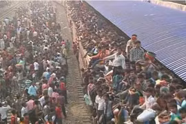 Hàng trăm ngàn người ngồi trên nóc tàu hỏa về quê