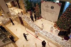 Kỷ lục mới chiếc bánh Giáng sinh dài nhất thế giới