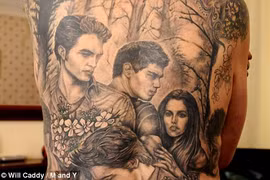 Fan cuồng Twilight xăm hình thần tượng trên lưng