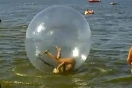 Hài hước cô gái "tóc vàng hoe" cố đi bộ trên nước