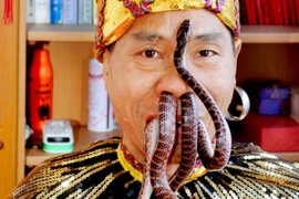 Cho rắn 1m chui vào mũi rồi bò ra từ miệng