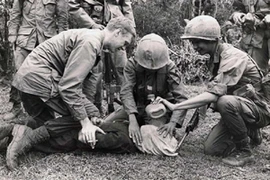 Dã man tra tấn bệnh nhân như thời cổ