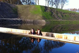 Độc đáo con đường trong lòng sông