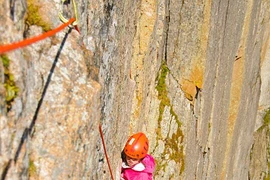 10 tuổi leo 600m vách núi đá