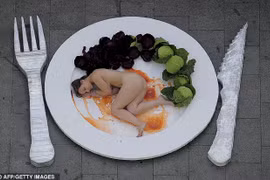 Sốc với màn biểu tình nằm khỏa thân trên đĩa giữa phố