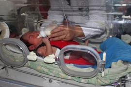 Thần kỳ bé sơ sinh sống sót khi bị vứt trong túi nilon